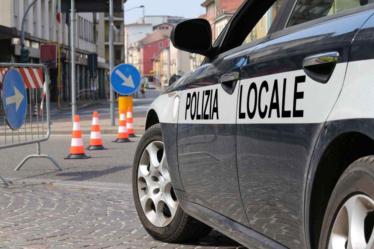 auto polizia locale su strada