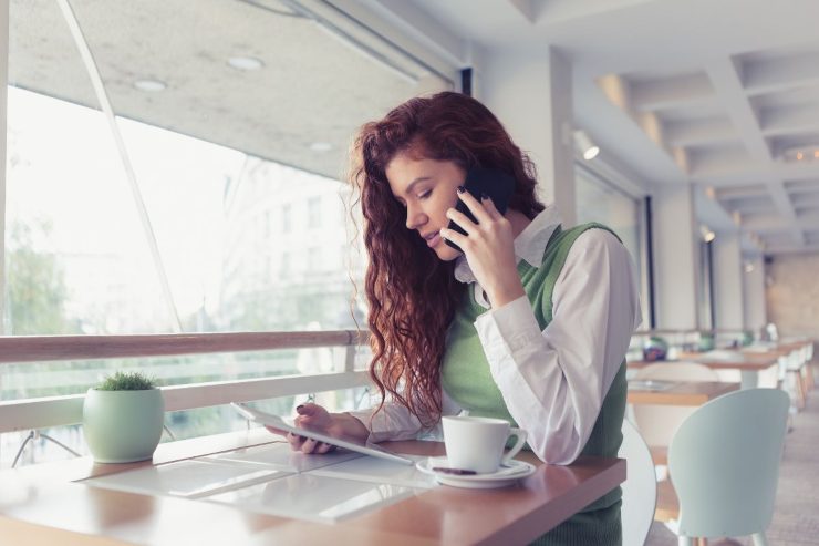 ragazza parla al telefono in casa