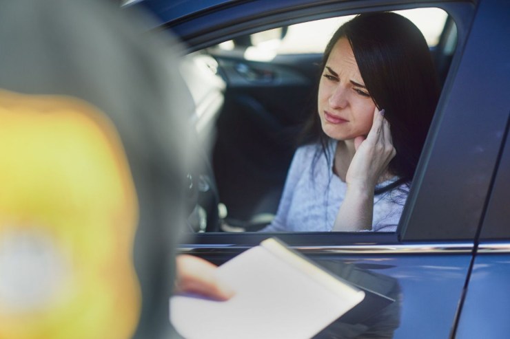 ragazza multata in auto