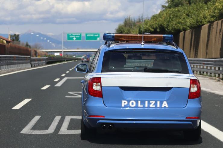 macchina polizia in strada