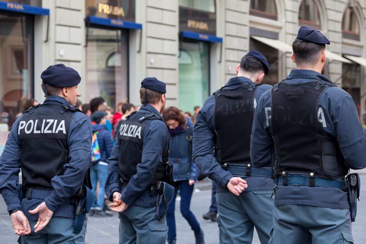 poliziotti in divisa in schiera al posto di blocco