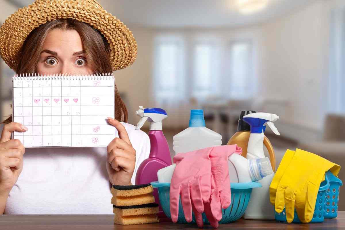  Una donna con un cappello di paglia tiene un calendario decorato, circondata da prodotti per la pulizia.