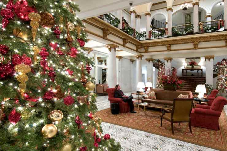 hall Hotel di lusso allestita a Natale