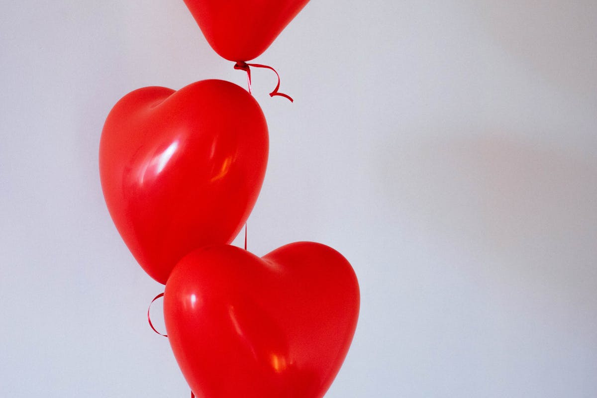 3 palloncini a forma di cuore