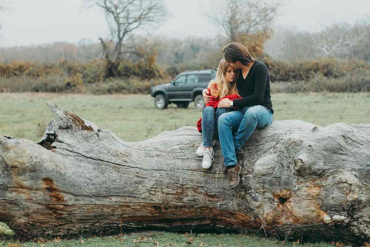 Donna e uomo che si scambiano effusioni