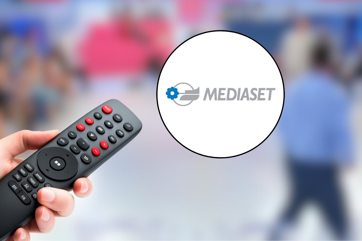 studio televisivo e telecomando che punta su logo mediaset