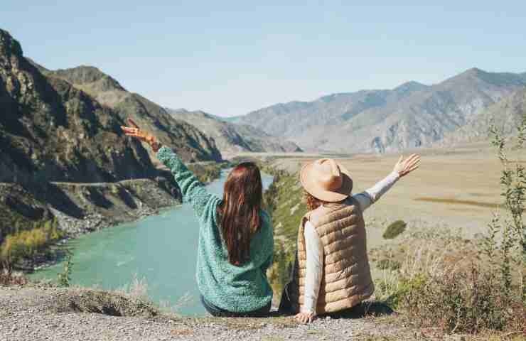 due amiche di spalle che ammirano il panorama